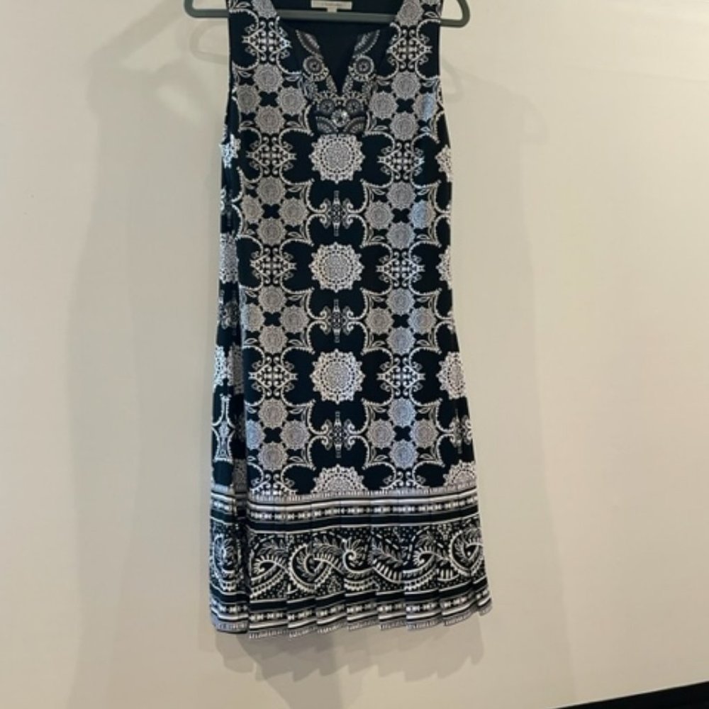 Small- Sleeveless Black and white dress